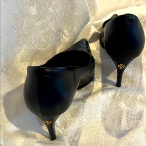 TORY BURCH BLACK LEATHER 3” PUMPS IN SIZE 7.5